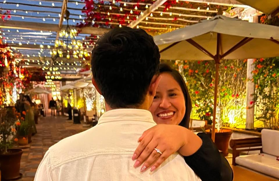 Anahara y Julio sonriendo
